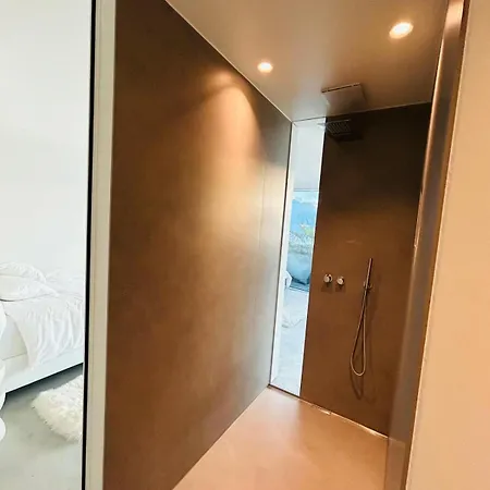 Evasion Front In Apartment *